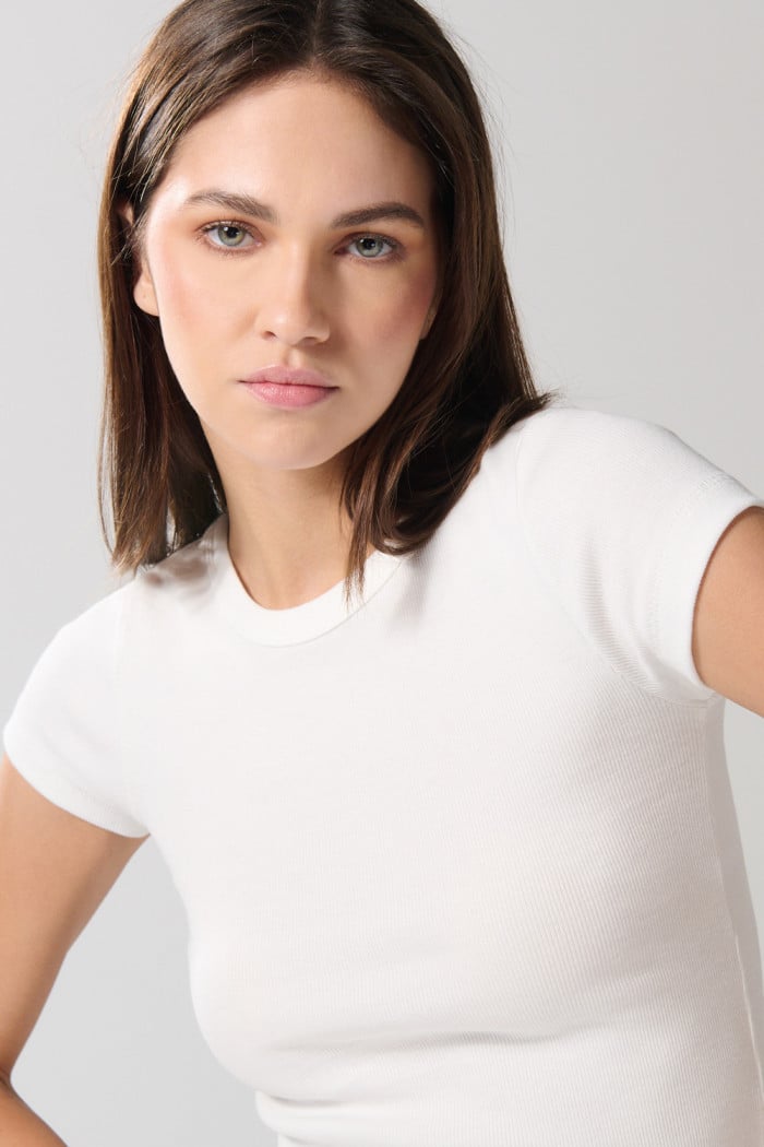 Camiseta manga corta unicolor con texturas acanaladas