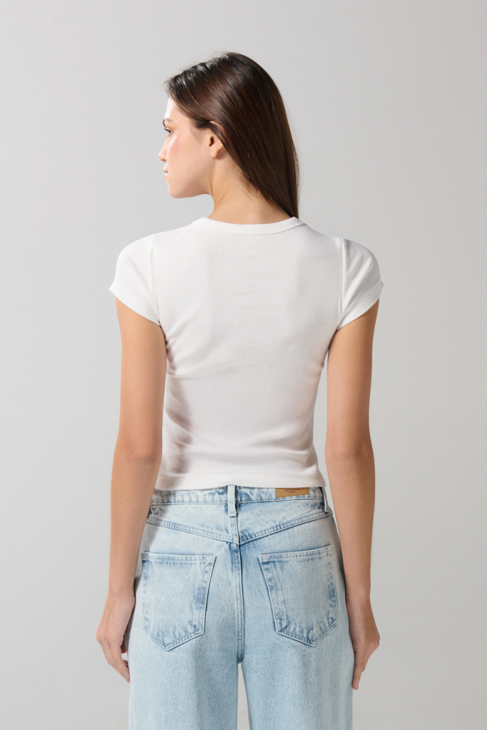 Camiseta manga corta unicolor con texturas acanaladas