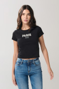 Camiseta negra cuello redondo con texto college blanco