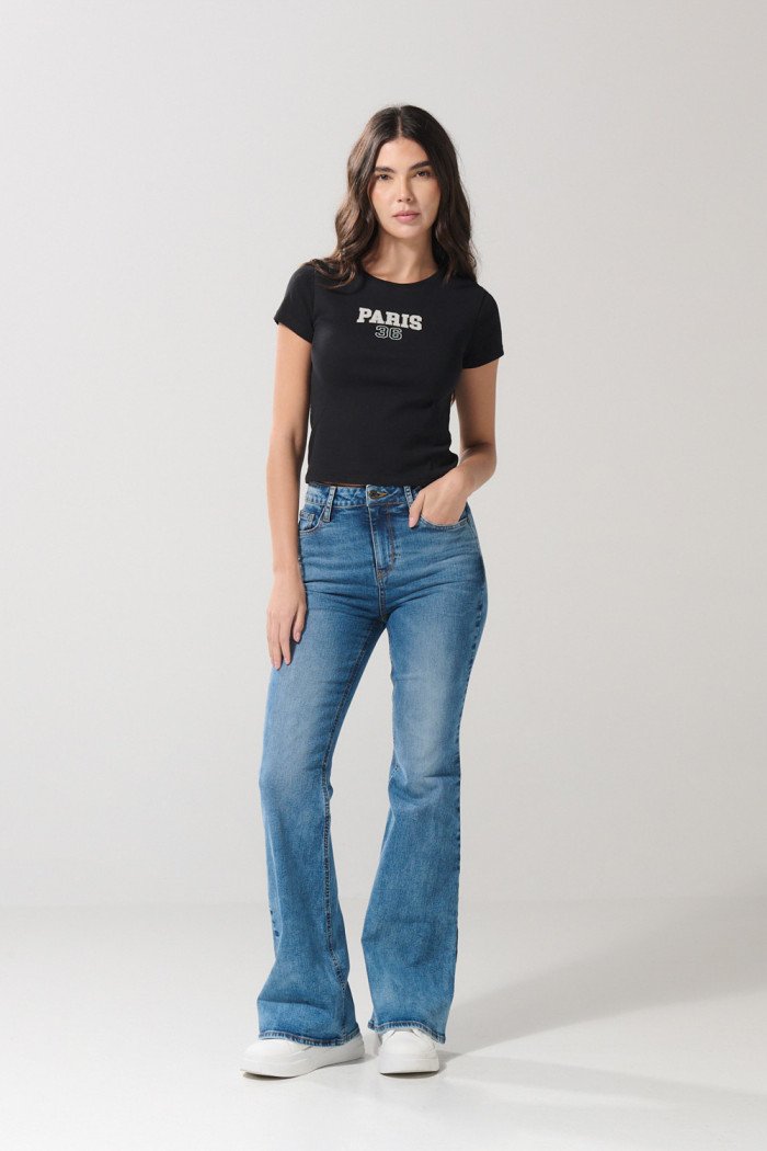 Camiseta negra cuello redondo con texto college blanco