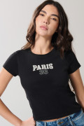 Camiseta negra cuello redondo con texto college blanco