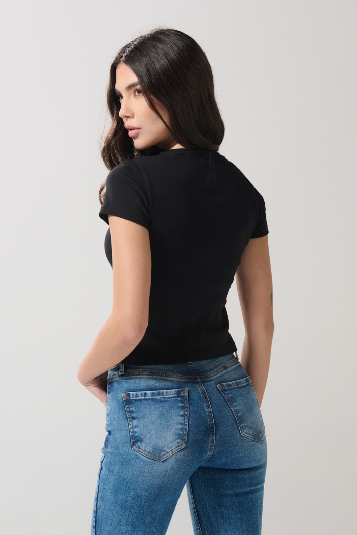 Camiseta negra cuello redondo con texto college blanco