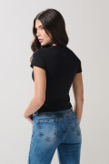 Camiseta negra cuello redondo con texto college blanco