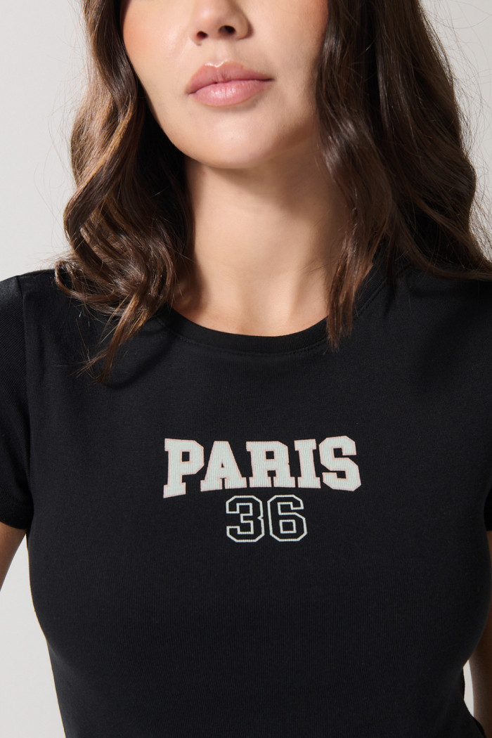 Camiseta negra cuello redondo con texto college blanco