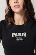 Camiseta negra cuello redondo con texto college blanco