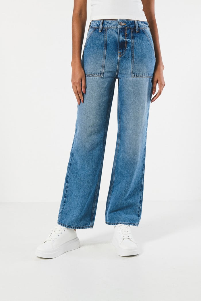 Jean 90´S azul claro con bota recta, desgastes y tiro alto