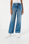 Jean 90´S azul claro con bota recta, desgastes y tiro alto