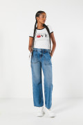 Jean 90´S azul claro con bota recta, desgastes y tiro alto