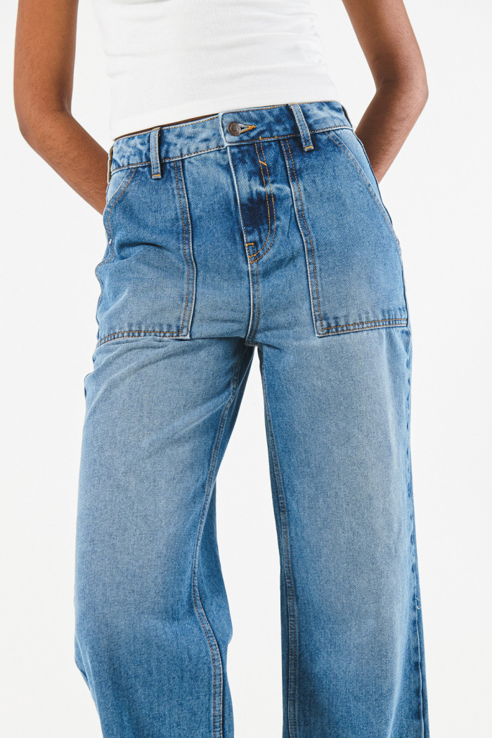 Jean 90´S azul claro con bota recta, desgastes y tiro alto