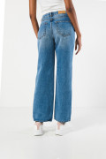 Jean 90´S azul claro con bota recta, desgastes y tiro alto