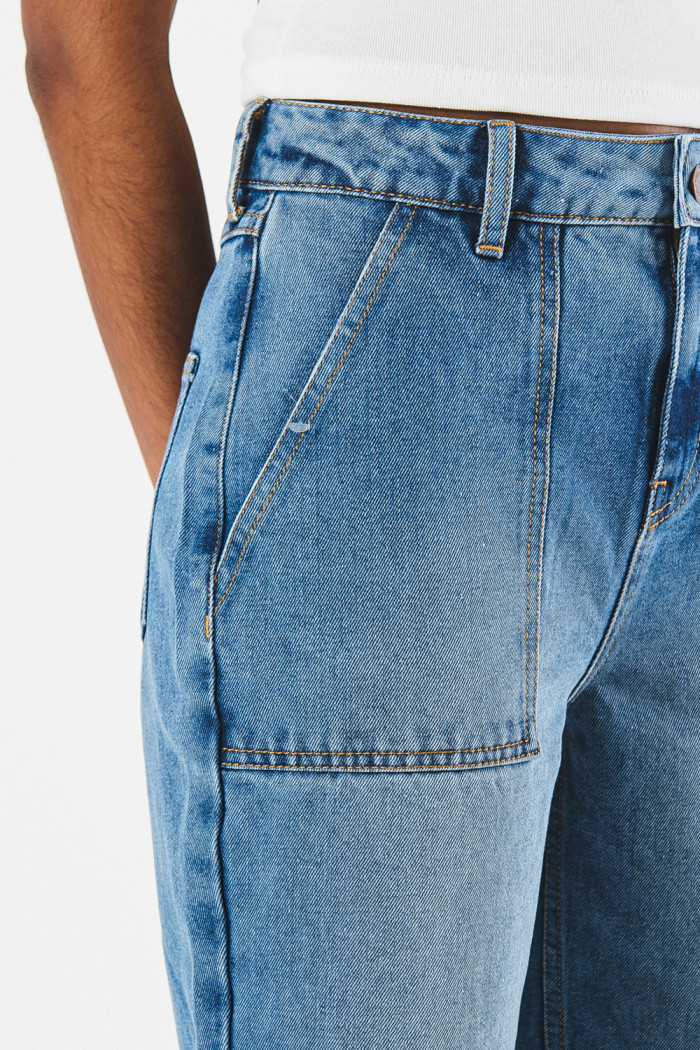Jean 90´S azul claro con bota recta, desgastes y tiro alto