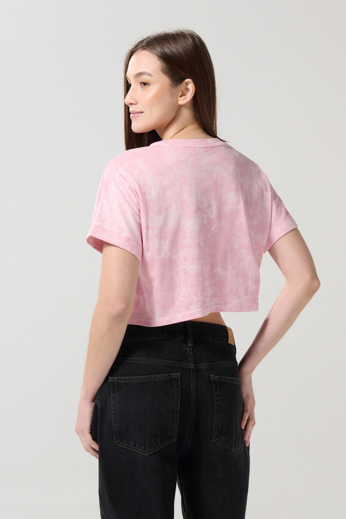 Camiseta crop top rosada tie dye oversize de Minnie y Daisy