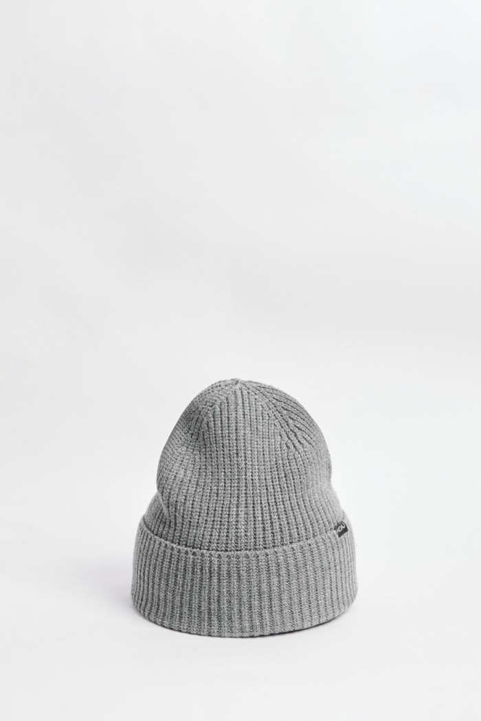 Gorro tejido unicolor con marquilla en frente
