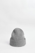 Gorro tejido unicolor con marquilla en frente