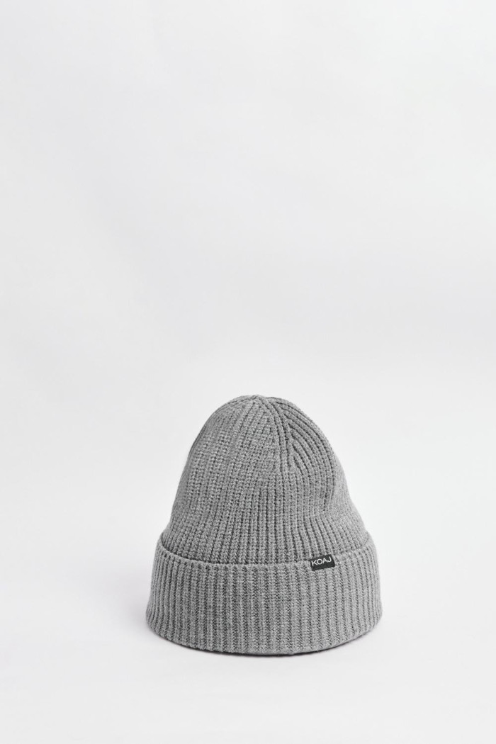 Gorro tejido unicolor con marquilla en frente