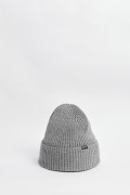 Gorro tejido unicolor con marquilla en frente