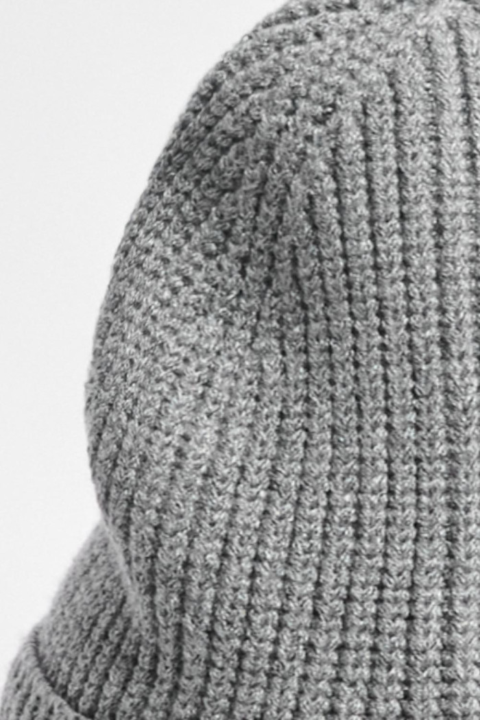 Gorro tejido unicolor con marquilla en frente