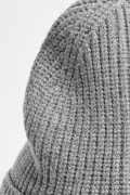 Gorro tejido unicolor con marquilla en frente