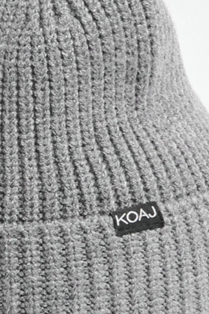 Gorro tejido unicolor con marquilla en frente