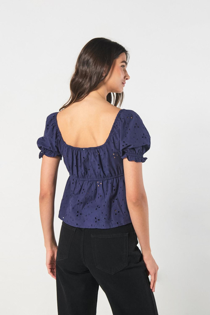 Blusa unicolor manga aglobada corta con recogido en cintura