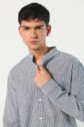 Camisa unicolora rayas con cuello nerú y manga larga