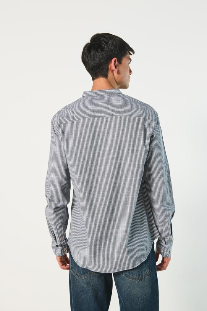 Camisa unicolora rayas con cuello nerú y manga larga