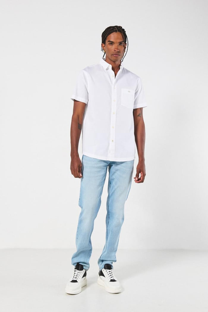 Camisa en algodón unicolor con cuello sport y manga corta