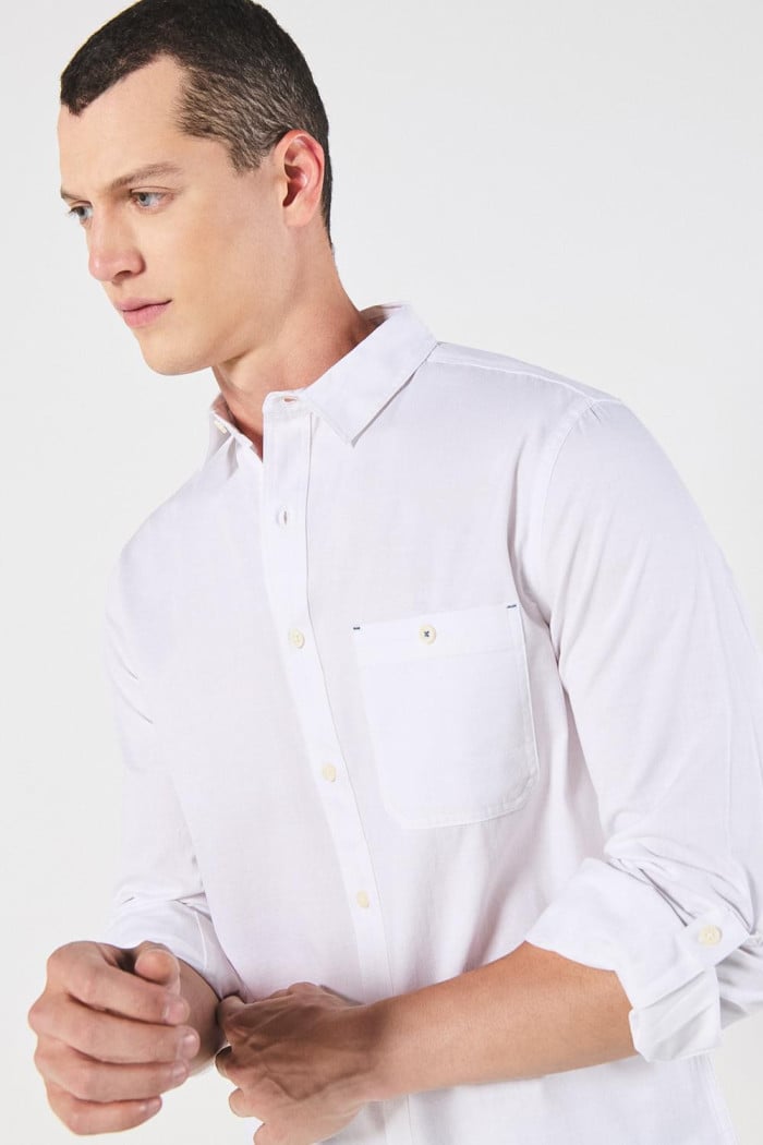 Camisa unicolor con manga larga y bolsillo cuadrado