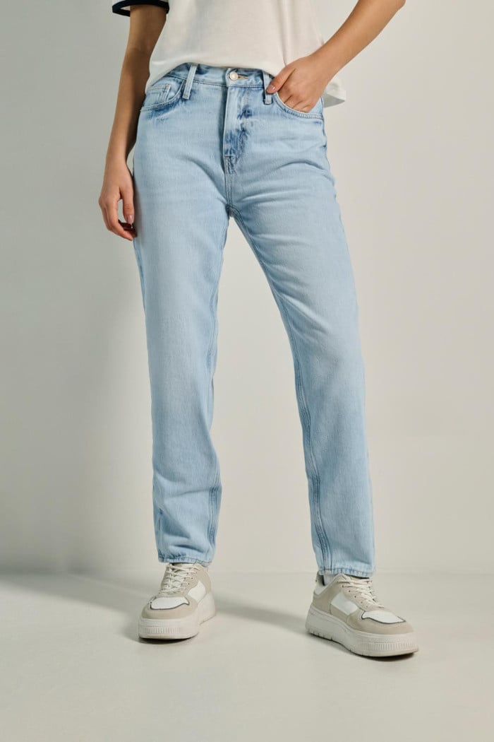 Jean boyfriend tiro alto azul claro con desgastes y bota recta