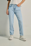 Jean boyfriend tiro alto azul claro con desgastes y bota recta