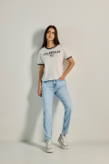 Jean boyfriend tiro alto azul claro con desgastes y bota recta