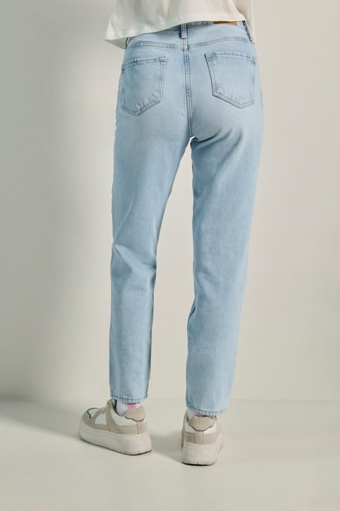 Jean boyfriend tiro alto azul claro con desgastes y bota recta