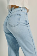 Jean boyfriend tiro alto azul claro con desgastes y bota recta