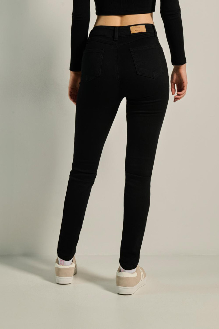 Jean jegging ajustado negro con tiro súper alto y bolsillos
