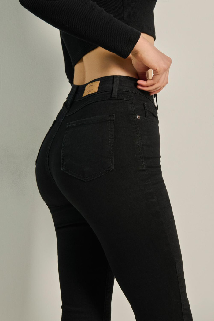 Jean jegging ajustado negro con tiro súper alto y bolsillos