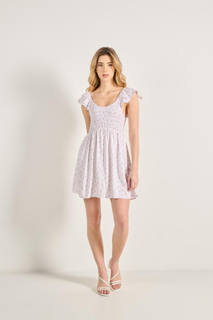 Vestido corto crema con manga sisa y diseños de flores