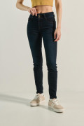 Jean azul intenso push up con pretina ancha y tiro alto