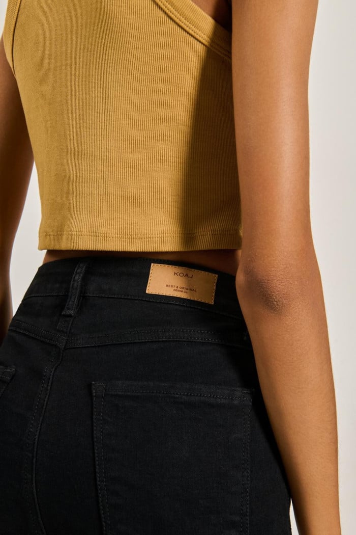 Jean tiro alto negro jegging ajustado con 5 bolsillos