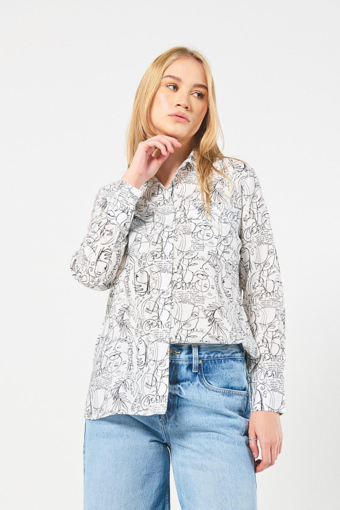 Blusa manga larga estampada unicolor con doble bolsillo
