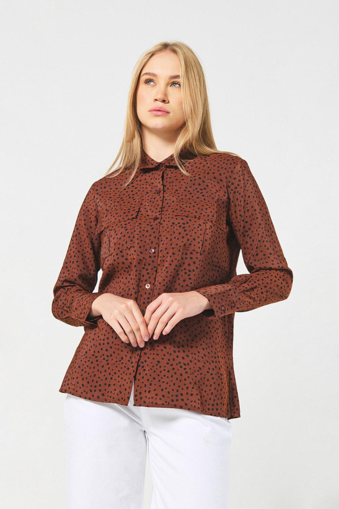 Blusa manga larga estampada unicolor con doble bolsillo
