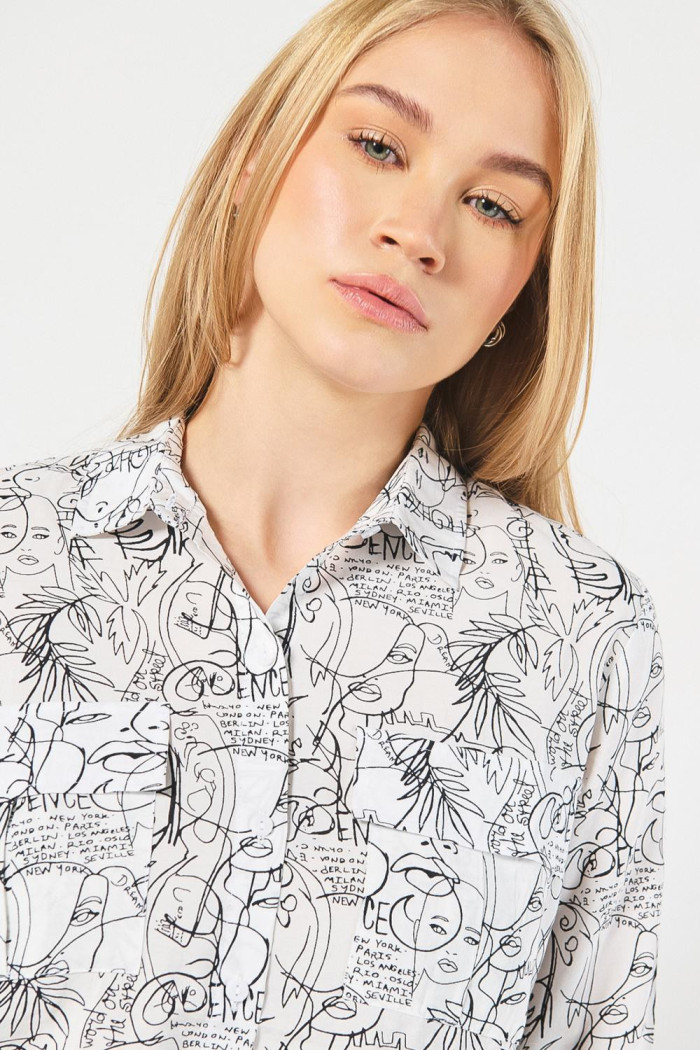 Blusa manga larga estampada unicolor con doble bolsillo