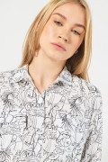 Blusa manga larga estampada unicolor con doble bolsillo