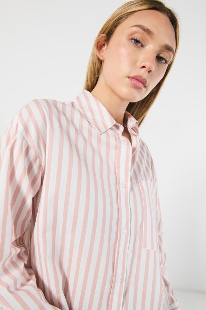 Blusa oversize unicolor a rayas con manga larga