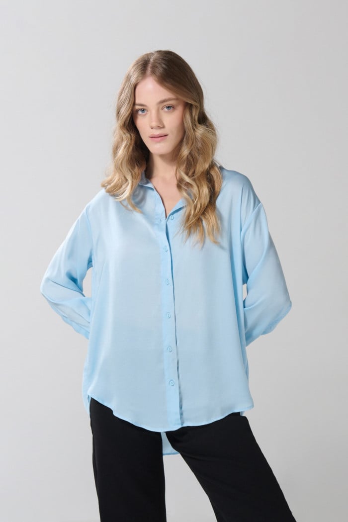 Blusa oversize unicolor con botones y manga larga