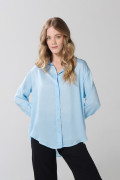 Blusa oversize unicolor con botones y manga larga