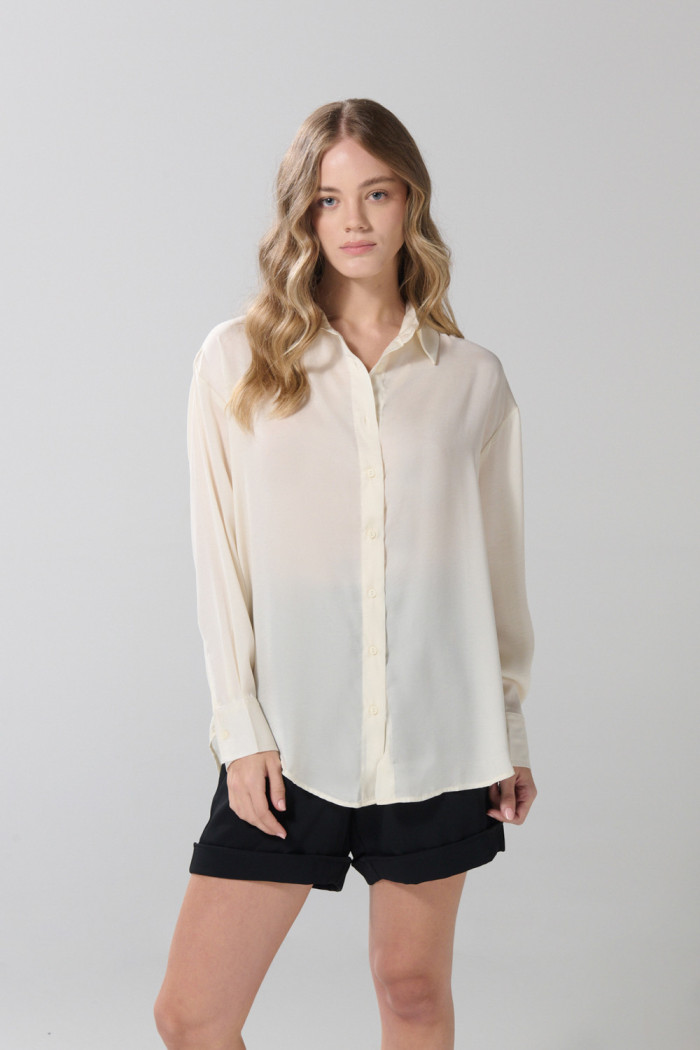 Blusa oversize unicolor con botones y manga larga