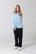 Blusa oversize unicolor con botones y manga larga