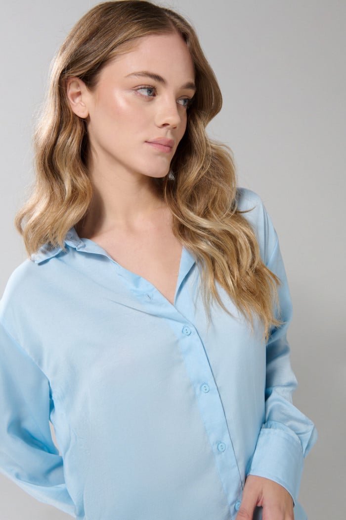 Blusa oversize unicolor con botones y manga larga
