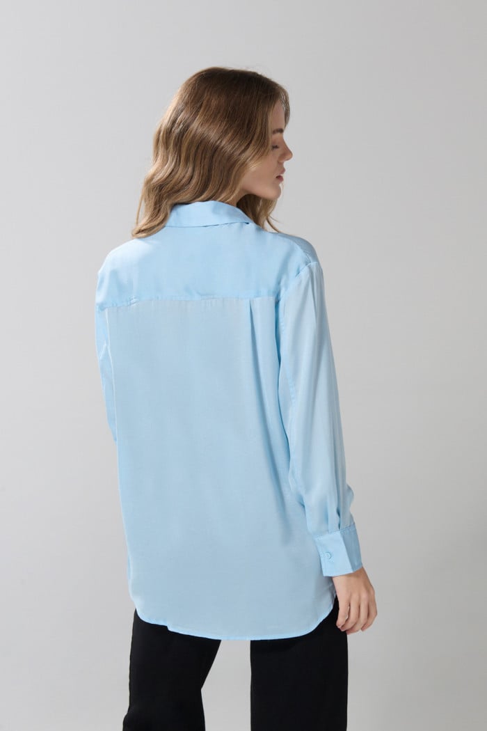 Blusa oversize unicolor con botones y manga larga