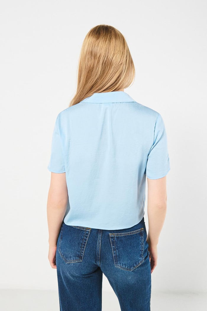 Blusa unicolor crop top con manga corta y botones